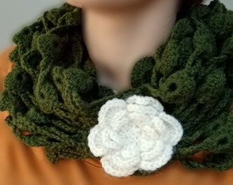 Écharpe Infinity avec fleur / Crochet écharpe / Écharpe faite à la main / Collier écharpe / Cadeau / Multi couleurs