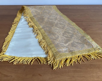 Katholiek altaartafelkleed frontaal met kruisen en franje vintage kerklinnen