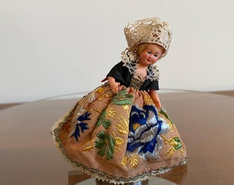 ヴィンテージの中国の人形の女の子の三つ編み、観光土産、キッチュな