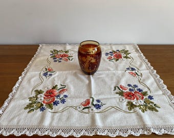 ヴィンテージ手刺繍花柄テーブルクロス、コテージコアリネン（88 x 76