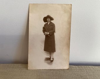 Fotografía antigua de mujer con sombrero, retrato de los años 1910 y 1920, moda femenina, fotografía vintage de estudio, retrato coleccionable.