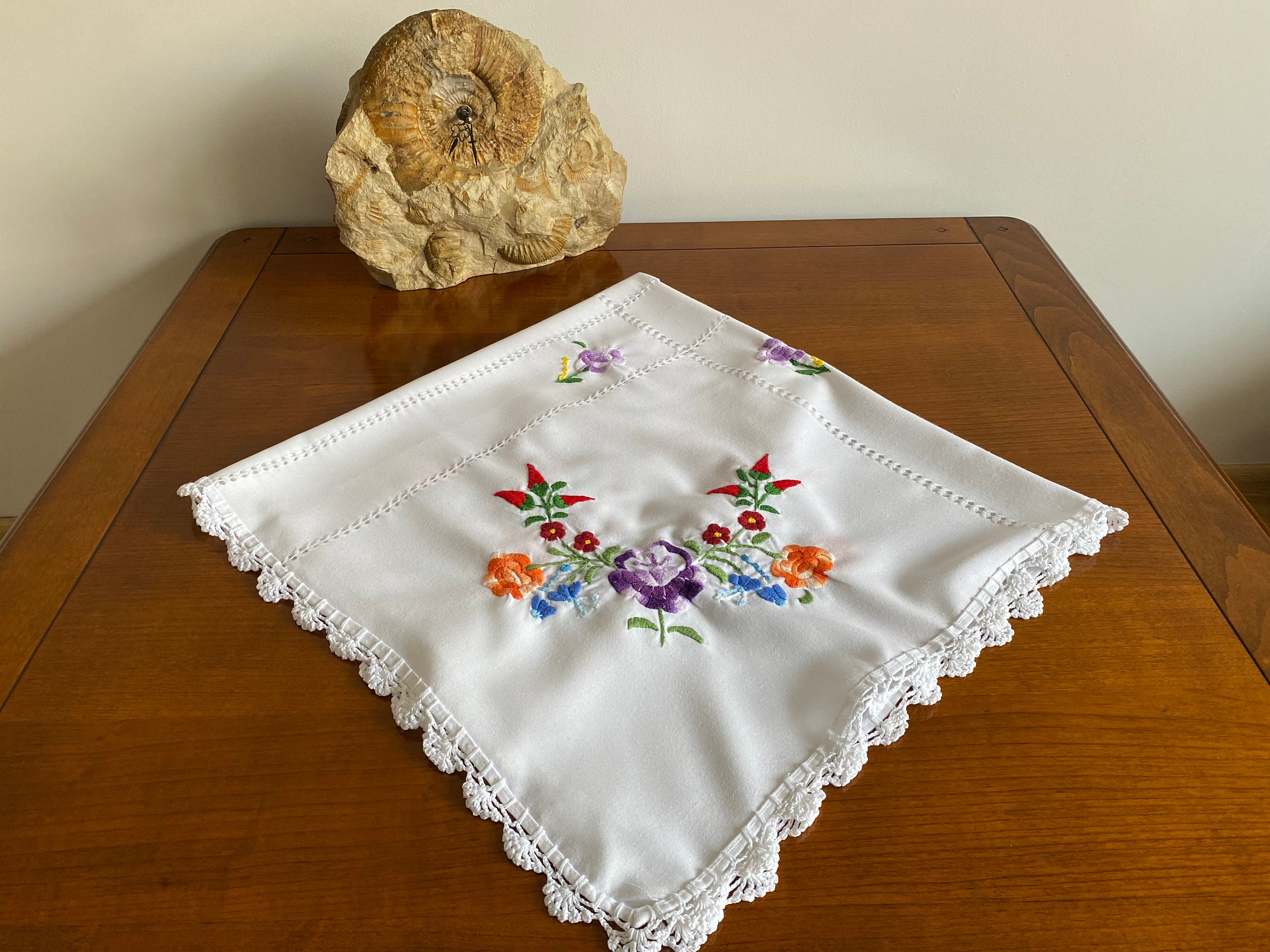 白色地花柄刺繍 テーブルクロスハンドメイドビンテージ ヴィンテージ刺繍テーブルクロス – 花柄 – 80 x 90 cm – キッチン