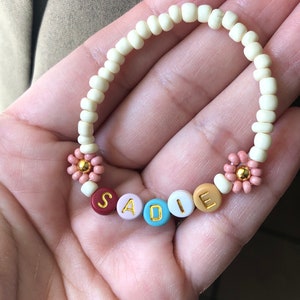 Girls daisy bracelet | Kids dainty daisy bracelet | Kids name bracelet | Girls name bracelet | Handmade daisy girls name bracelet