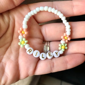 Little girls daisy bracelet | Girls name bracelet | Kids name bracelet | Handmade daisy kids name bracelet | Daisy beaded bracelet