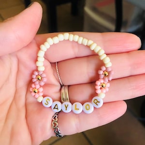 Girls daisy bracelet | Kids dainty daisy bracelet | Kids name bracelet | Handmade daisy girls name bracelet