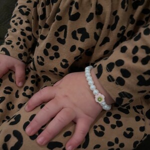 Little girls daisy bracelet | Kids daisy bracelet | Kids pearl bracelet | Kids daisy pearl bracelet