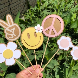 Groovy centerpieces | Groovy cake topper | Retro centerpieces | Groovy party centerpieces | Groovy party table decorations