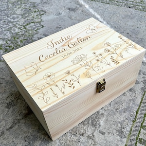 Personalisierte hölzerne Erinnerungsbox | Wildblumen Design | Erinnerungsbox mit Gravur mit Name & Datum | Baby Geschenk Spezialangefertigte Kiefernkiste in 3 Größen