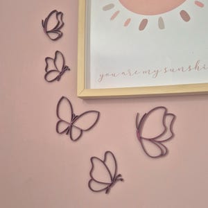 Skurriles Schmetterlings-Wandset aus Holz – Laser geschnittene 6 mm MDF – Wanddekoration nach Wunschfarbe – Gesprühte Schmetterlinge fürs Kinderzimmer