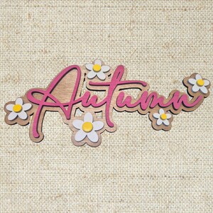 花をあしらったパーソナライズされたネームサイン - 出産のお知らせ、ドアサイン、壁アート、棚飾りなどに最適 - レイヤードセンターピース