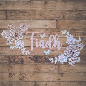 Decorazione murale personalizzata con fiori di carta e targhetta con nome GRATUITA - Decorazione murale floreale 3D per cameretta dei bambini - Targhetta con nome personalizzata - Decorazione murale - Set di fiori di carta
