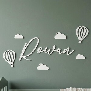 Conjunto de parede com balão de ar quente e nuvem, com placa de nome de 50 cm (20") - Acrílico ou madeira cortados a laser - Decoração de quarto de bebê em cores personalizadas