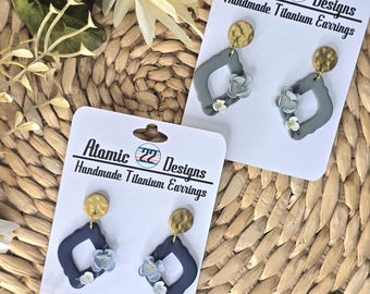 Boucles d'oreilles florales en pâte polymère, clous en titane hypoallergéniques