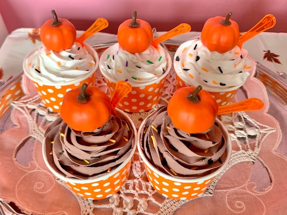 Coppe di gelato alla zucca finte Decorazione vassoio a più livelli tema  autunno / Halloween Dolci finti realistici Dolci finti autunnali -   Italia