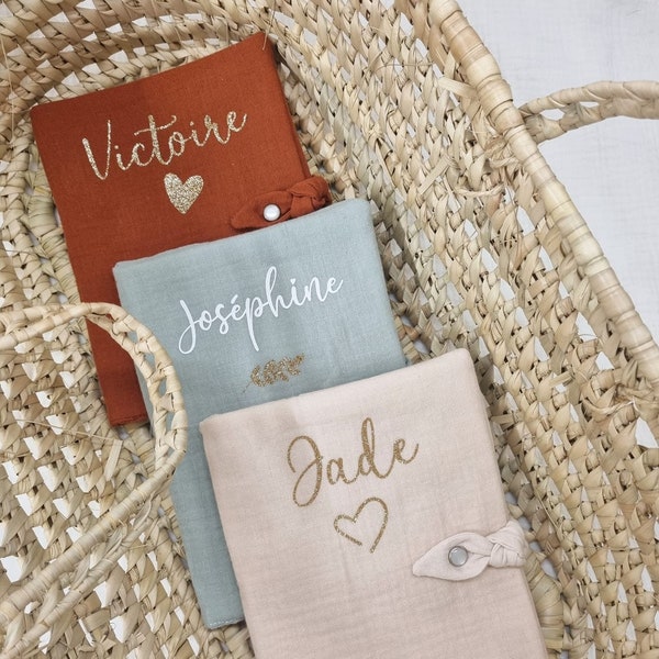 Protège carnet de santé personnalisable - 13 coloris aux choix - Cadeau de naissance -