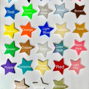 Op de afbeelding: Een verzameling van 25 stervormige harsblanken in verschillende kleuren, waaronder babyblauw, zwart, donkerblauw, grijs, felroze, teal, neon groen, helder glitter, zilver, bruin, geel, oranje, lichtblauw, cr&egrave;me, goud, groen, koper, helder, kleurverschuiving, neon roze, paars, turquoise, banaan geel, rood, licht roze, beige, wit en brons.