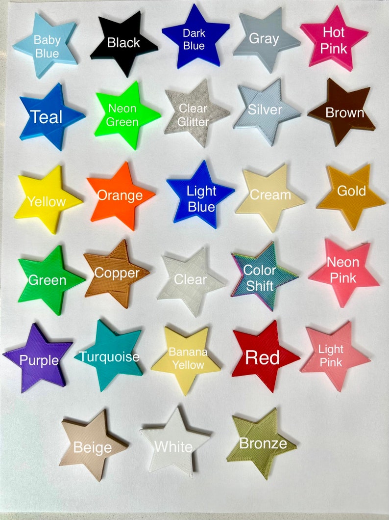 Op de afbeelding: Een verzameling van 25 stervormige harsblanken in verschillende kleuren, waaronder babyblauw, zwart, donkerblauw, grijs, felroze, teal, neon groen, helder glitter, zilver, bruin, geel, oranje, lichtblauw, cr&egrave;me, goud, groen, koper, helder, kleurverschuiving, neon roze, paars, turquoise, banaan geel, rood, licht roze, beige, wit en brons.