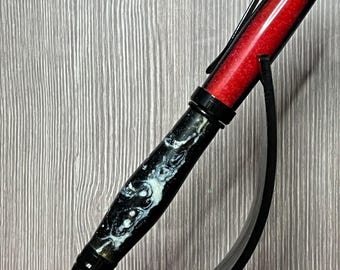 Pluma estilo cigarro Executive Twist - Acrílico - "Marble Widow" con detalles en negro