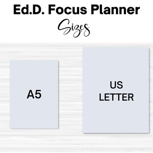 Puede incluir: Se muestran dos tama&ntilde;os de papel blanco, A5 y US Letter, sobre un fondo de madera blanca. El texto "Ed.D. Focus Planner" est&aacute; en la parte superior de la imagen.