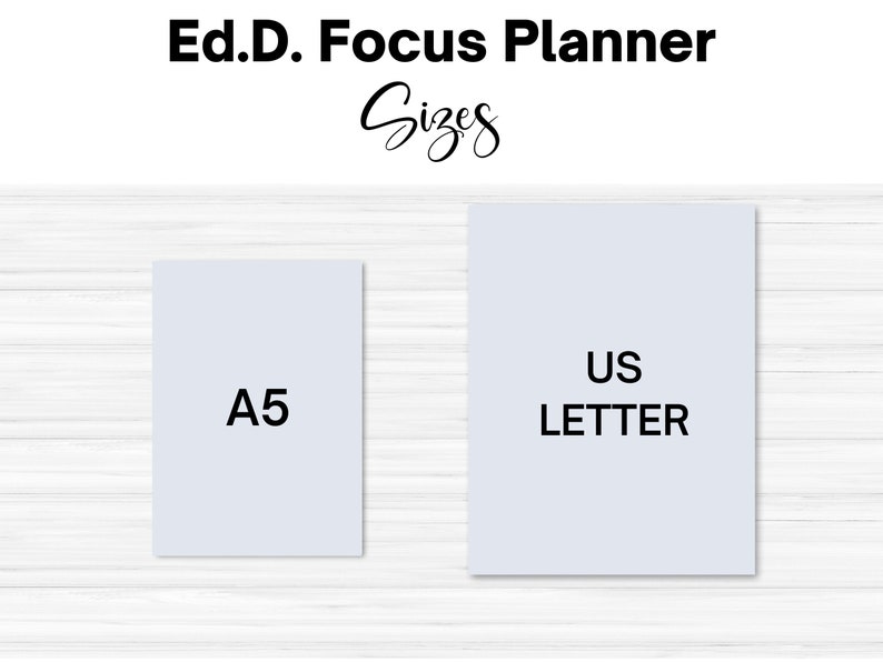 Puede incluir: Se muestran dos tama&ntilde;os de papel blanco, A5 y US Letter, sobre un fondo de madera blanca. El texto "Ed.D. Focus Planner" est&aacute; en la parte superior de la imagen.