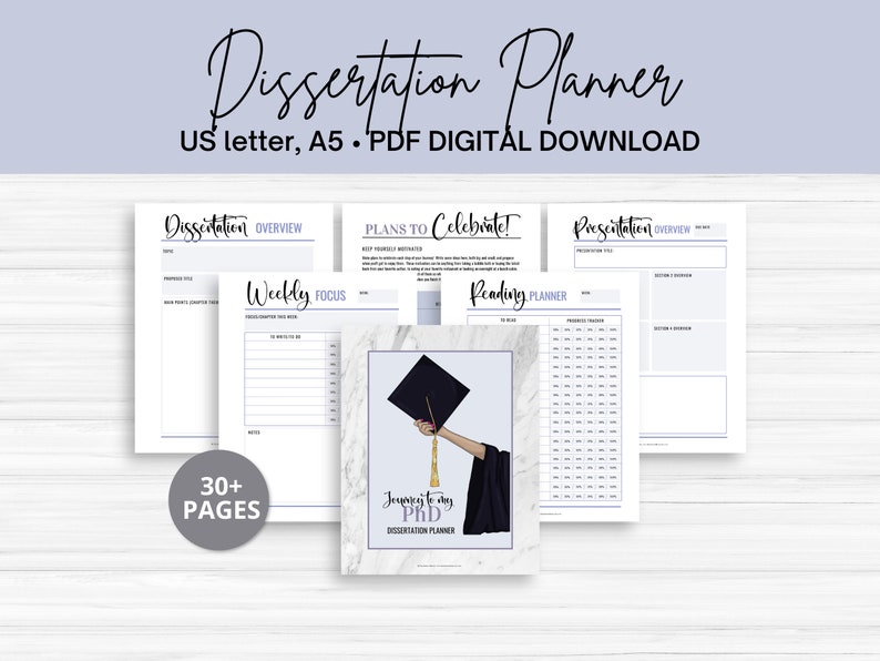 Pu&ograve; includere: Un planner di tesi di dottorato stampabile con uno sfondo di marmo e un'illustrazione di un cappello di laurea. Il planner include sezioni per l'attenzione settimanale, la lettura e la panoramica della tesi. Il testo "Journey to my PhD Dissertation Planner" &egrave; presente sulla copertina.