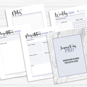 Pu&ograve; includere: Un planner di tesi di dottorato e una guida alla presentazione stampabile con uno sfondo di marmo e il testo "Journey to my PhD" in corsivo viola. Il planner include sezioni per l'attenzione settimanale, i dettagli della presentazione e la panoramica della presentazione.