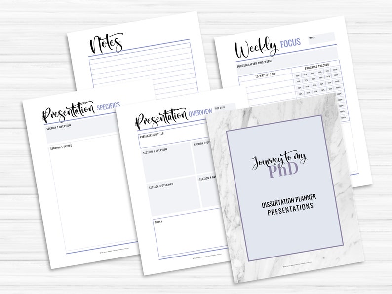 Pu&ograve; includere: Un planner di tesi di dottorato e una guida alla presentazione stampabile con uno sfondo di marmo e il testo "Journey to my PhD" in corsivo viola. Il planner include sezioni per l'attenzione settimanale, i dettagli della presentazione e la panoramica della presentazione.