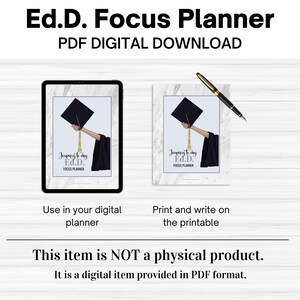 Puede incluir: Una descarga digital de un planificador Ed.D. Focus imprimible. El planificador presenta un gorro de graduaci&oacute;n negro con una borla dorada y el texto "Journey to my Ed.D. Focus Planner".