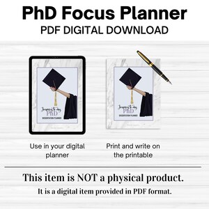Pu&ograve; includere: Un download digitale di un planner PhD Focus. Il planner presenta un cappello di laurea nero e una toga con bordi dorati. Il testo "Journey to my PhD Dissertation Planner" &egrave; sulla copertina.