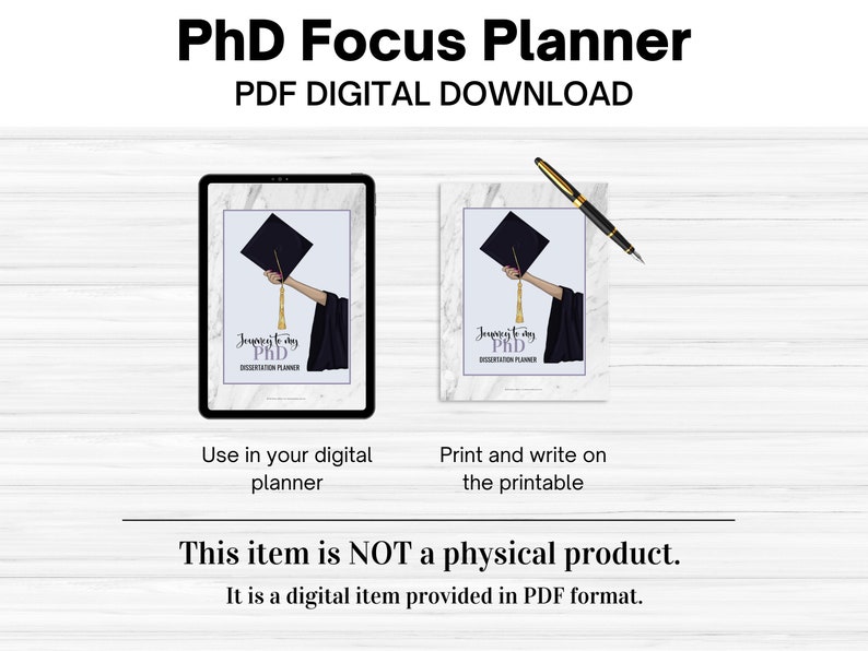 Pu&ograve; includere: Un download digitale di un planner PhD Focus. Il planner presenta un cappello di laurea nero e una toga con bordi dorati. Il testo "Journey to my PhD Dissertation Planner" &egrave; sulla copertina.