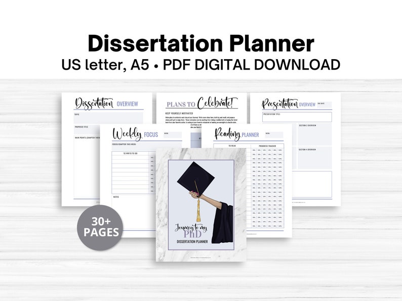 Pu&ograve; includere: Un planner di tesi di dottorato stampabile con uno sfondo in marmo e un'illustrazione di un cappello di laurea. Il planner include sezioni per la panoramica della tesi, l'attenzione settimanale, il planner di lettura e i piani per celebrare. Il testo "Journey to my PhD Dissertation Planner" &egrave; presente sulla copertina.