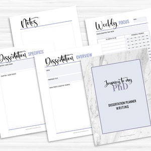 Pu&ograve; includere: Un planner di tesi di dottorato stampabile con uno sfondo di marmo e il testo "Journey to my PhD" e "Dissertation Planner Writing". Il planner include sezioni per appunti, focus settimanale, specifiche della tesi di dottorato e panoramica della tesi di dottorato.