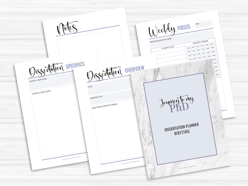 Pu&ograve; includere: Un planner di tesi di dottorato stampabile con uno sfondo di marmo e il testo "Journey to my PhD" e "Dissertation Planner Writing". Il planner include sezioni per appunti, focus settimanale, specifiche della tesi di dottorato e panoramica della tesi di dottorato.