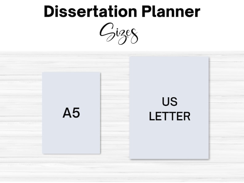 Pu&ograve; includere: Due formati di carta bianca, A5 e US Letter, sono mostrati su uno sfondo in legno. Il testo "Dissertation Planner" &egrave; in alto nell'immagine.