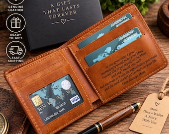 Puede incluir: Una cartera plegable de cuero color canela con un mensaje grabado de una madre, múltiples ranuras para tarjetas y una ventana transparente. Se muestra con una caja de regalo negra, un bolígrafo de madera y una etiqueta de papel con el texto More Than a Wallet A Story With You.
