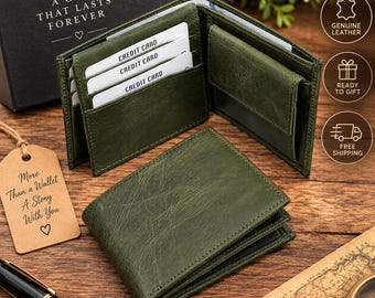 Puede incluir: Una cartera bifold de cuero verde oscuro con acabado texturizado, que cuenta con múltiples ranuras interiores para tarjetas con insertos blancos, un monedero y un compartimento para billetes. Se muestra junto a una caja de regalo negra.