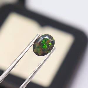 Opale nero etiope ovale 0,75 ct 8x6x3 mm sfaccettato multi-fuoco