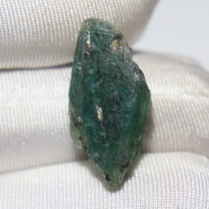 Kyanite Rough - 15.50 Ct / 25x12x5 MM - Natural Green Kyanite Raw Crystal Collector&#39;s Mineral for Display, Healing, September Birthstone
