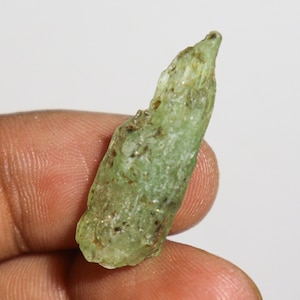 Kyanite Rough - 16.00 Ct / 30x10x5 MM - Natural Green Kyanite Raw Crystal Collector&#39;s Mineral for Display, Healing, September Birthstone
