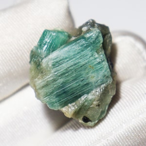 Kyanite Rough - 45.10 Ct / 23x23x14 MM - Natural Green Kyanite Raw Crystal Collector&#39;s Mineral for Display, Healing, September Birthstone