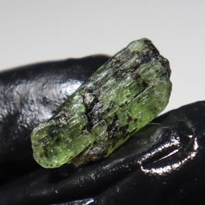 Kyanite Rough - 16.65 Ct / 26x11x6 MM - Natural Green Kyanite Raw Crystal Collector&#39;s Mineral for Display, Healing, September Birthstone