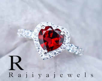 Anillo de oro de 18 quilates con granate en forma de corazón, gema de Mozambique y plata de ley.