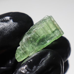 Kyanite Rough - 15.20 Ct / 26x11x4 MM - Natural Green Kyanite Raw Crystal Collector&#39;s Mineral for Display, Healing, September Birthstone