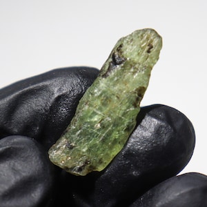 Kyanite Rough - 18.95 Ct / 31x11x5 MM - Natural Green Kyanite Raw Crystal Collector&#39;s Mineral for Display, Healing, September Birthstone