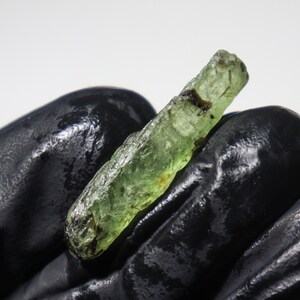 Kyanite Rough - 10.60 Ct / 32x7x3 MM - Natural Green Kyanite Raw Crystal Collector&#39;s Mineral for Display, Healing, September Birthstone