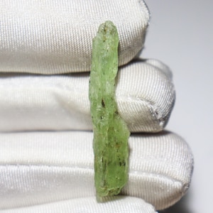 Kyanite Rough - 18.00 Ct / 40x8x7 MM - Natural Green Kyanite Raw Crystal Collector&#39;s Mineral for Display, Healing, September Birthstone
