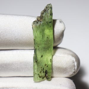 Kyanite Rough - 20.70 Ct / 44x11x4 MM - Natural Green Kyanite Raw Crystal Collector&#39;s Mineral for Display, Healing, September Birthstone