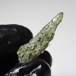 Kyanite Rough - 20.55 Ct / 36x11x7 MM - Natural Green Kyanite Raw Crystal Collector&#39;s Mineral for Display, Healing, September Birthstone