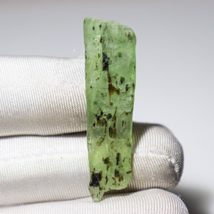 Kyanite Rough - 22.65 Ct / 43x12x3 MM - Natural Green Kyanite Raw Crystal Collector&#39;s Mineral for Display, Healing, September Birthstone