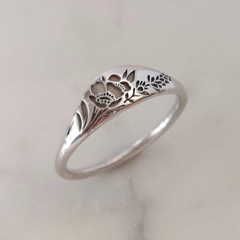 Vintage Sterling Silver 925 Lily Signet Ring, size 7.5